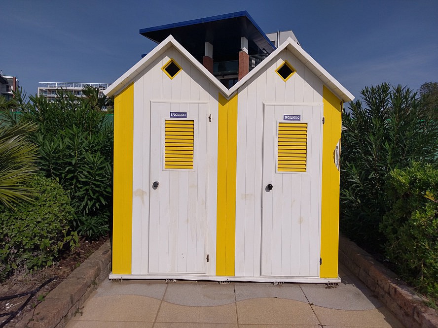 Almar Jesolo Resort&Spa: hübsch gestaltete WC-Häuschen am Strand