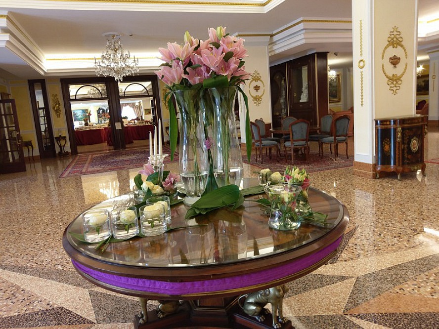 Abano Grand Hotel: die Lobby ist weitläufig - und sehr luxuriös gestaltet