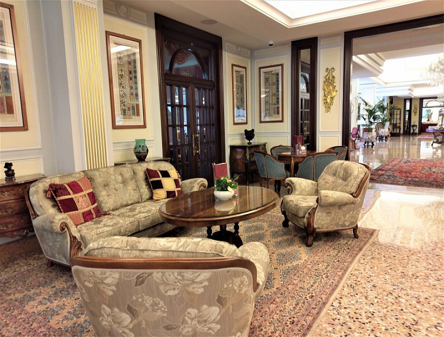 Abano Grand Hotel: die opulent eingerichtete Eingangshalle