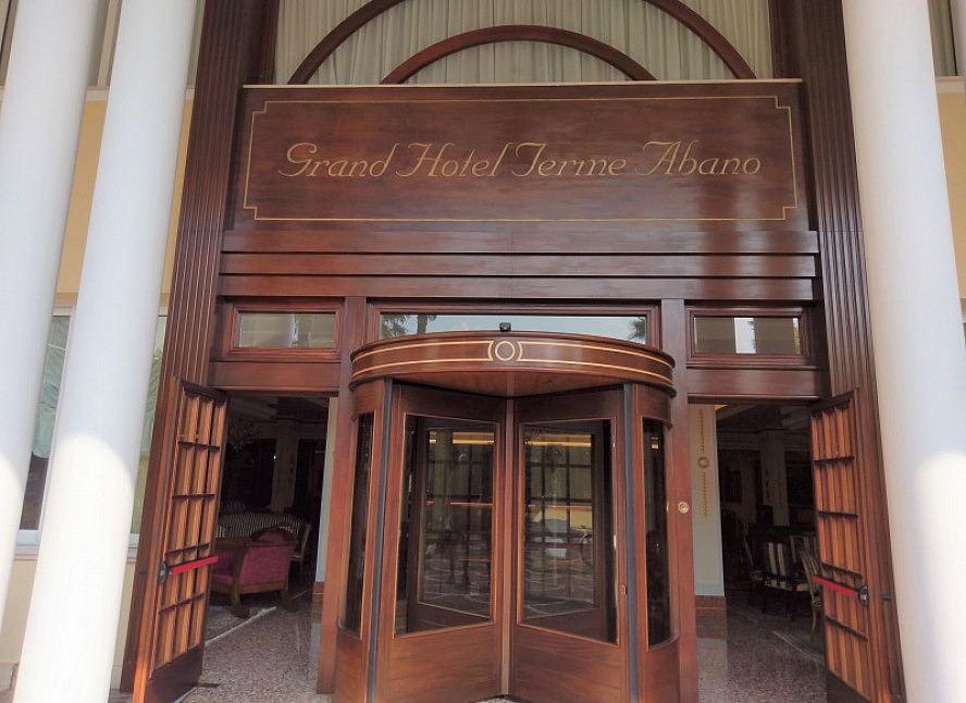 Abano Grand Hotel: diese Drehtüren vermitteln uns echten Grandhotel-Flair