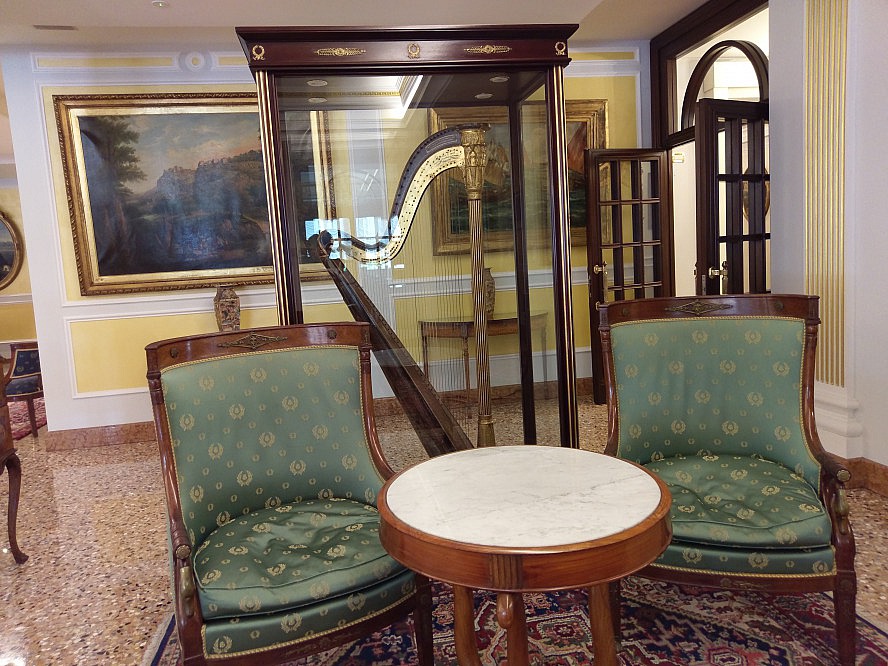 Abano Grand Hotel: Tolle Details - hier eine antike Harfe in der Vitrine