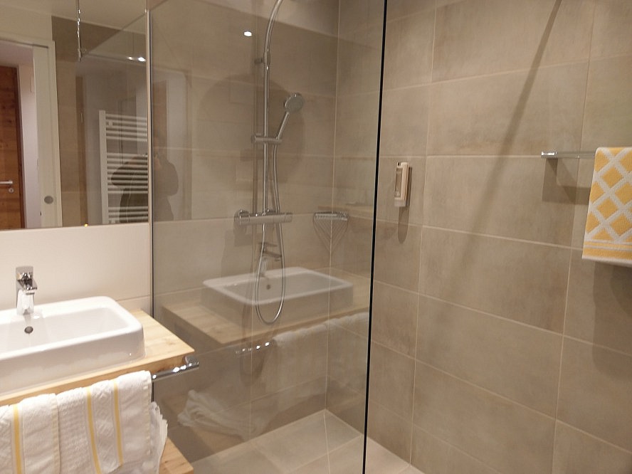 STOANA: Das moderne Badezimmer, mit großem Duschbereich