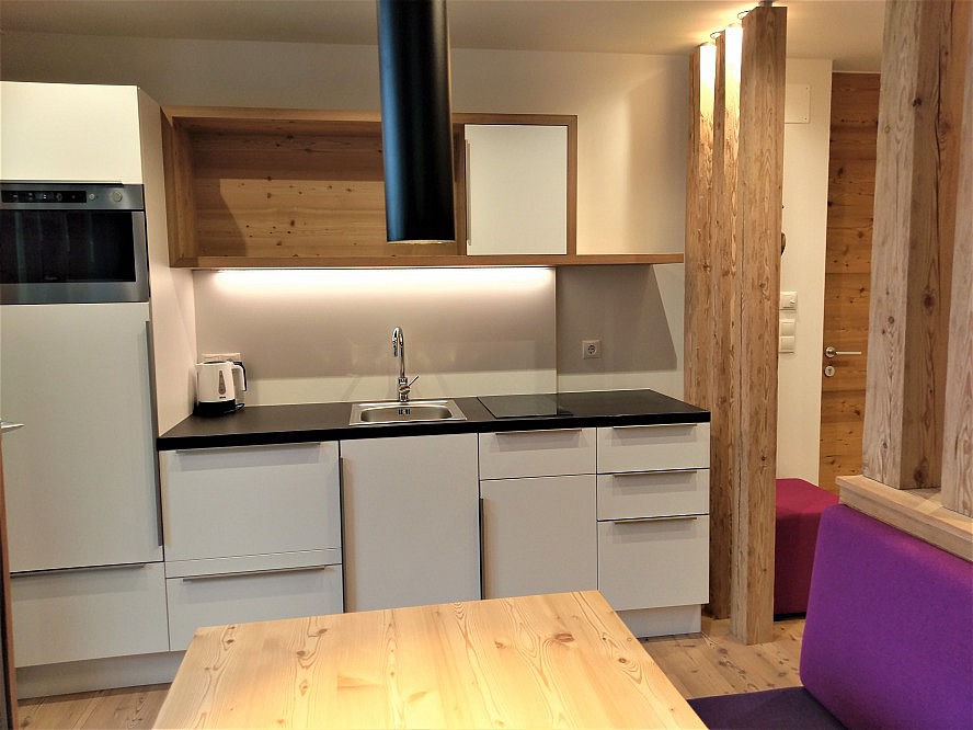 STOANA: Einrichtungsmerkmale bilden die Fußbodenheizung und eine toll eingerichtete Küchenzeile mit Cerankochfeld