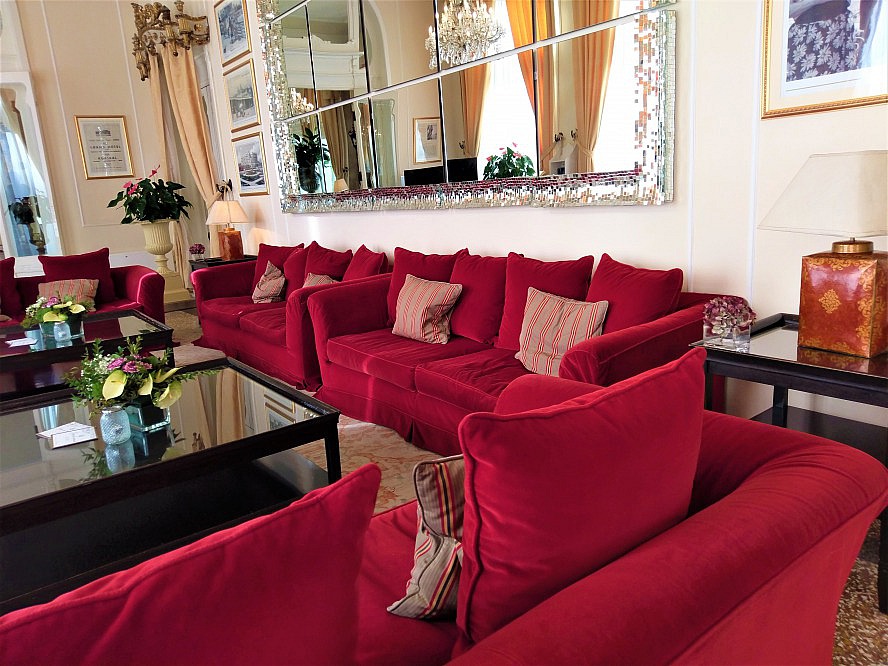 Grand Hotel Rimini: die Sessel und Couches geben uns kaum mehr wieder frei