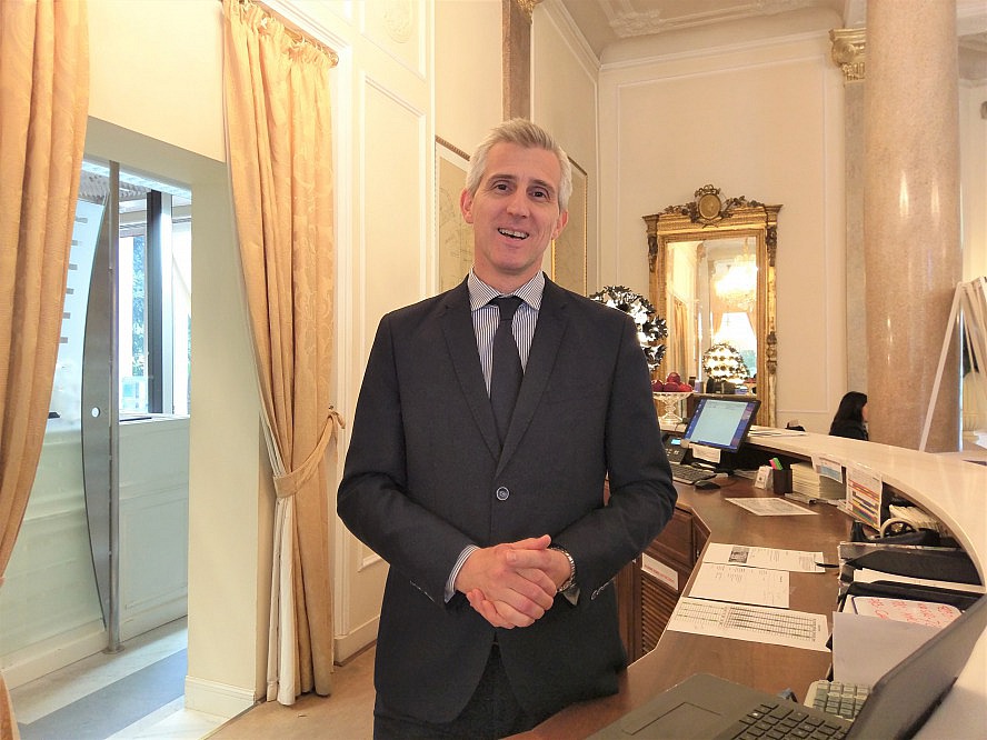 Grand Hotel Rimini: Direktor Claudio am Empfang