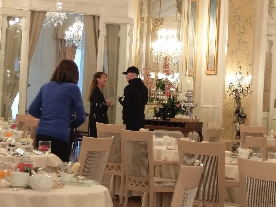 Grand Hotel Rimini: Eros Ramazzotti unterhält sich mit der Restaurant-Leiterin