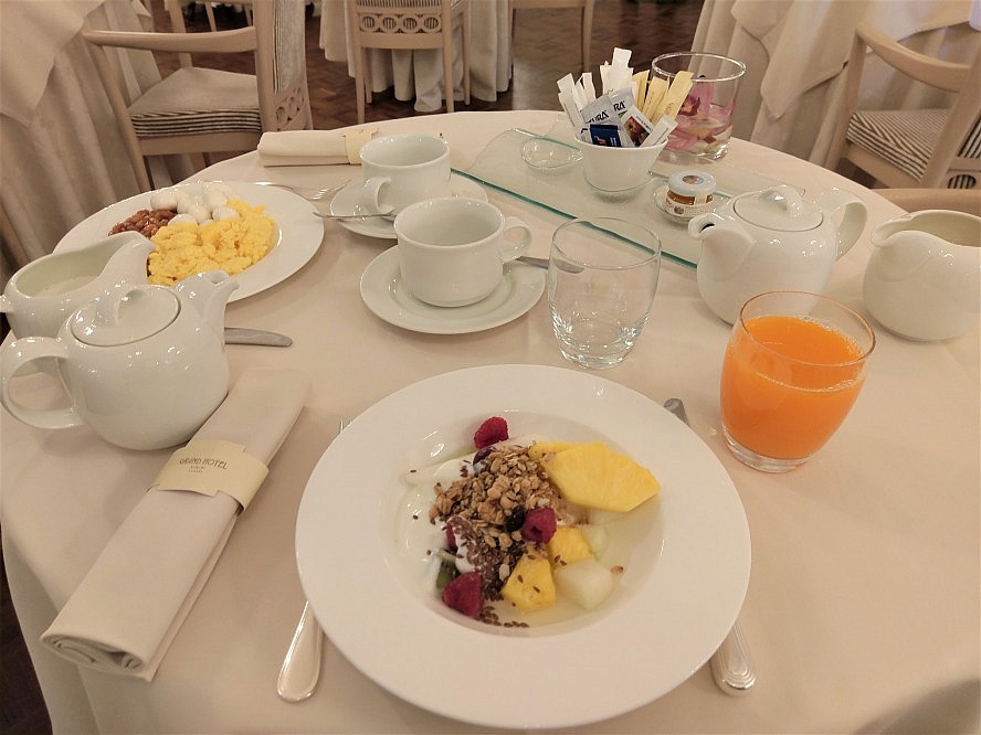 Grand Hotel Rimini: Frische Säfte, frisches Obst, Omelette und italienischer Kaffee - besser gehts nicht!