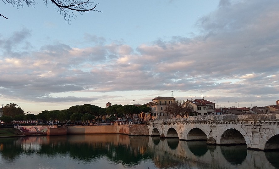 Grand Hotel Rimini: Nach einem kurzen Spaziergang erreichen wir die 2000 Jahre alte Tiberiusbrücke