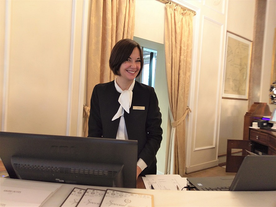 Grand Hotel Rimini: Überaus freundliche MitarbeiterInnen und Direktor Claudio begrüßen uns hier auf das Herzlichste