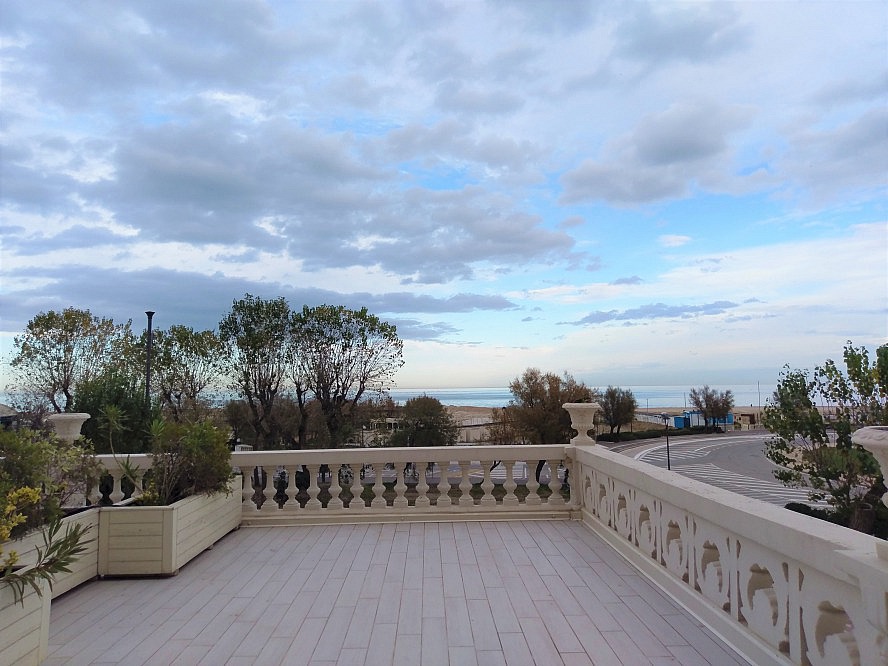 Grand Hotel Rimini: unsere riesige Dachterrasse mit Blick auf das Meer