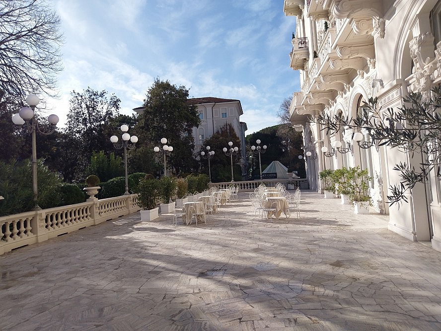 Grand Hotel Rimini: Wir genießen den zauberhaften 4.000 Quadratmeter große Park und die helle Terrasse.