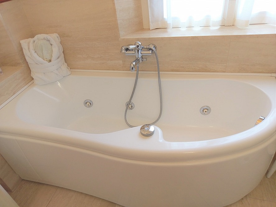 Grand Hotel Rimini: Zudem freuen wir uns über eine Whirlpool-Badewanne und Dusche