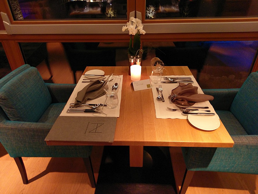 Hotel Nesslerhof: Unser mit echten Blumen eingedeckter Tisch im Restaurant