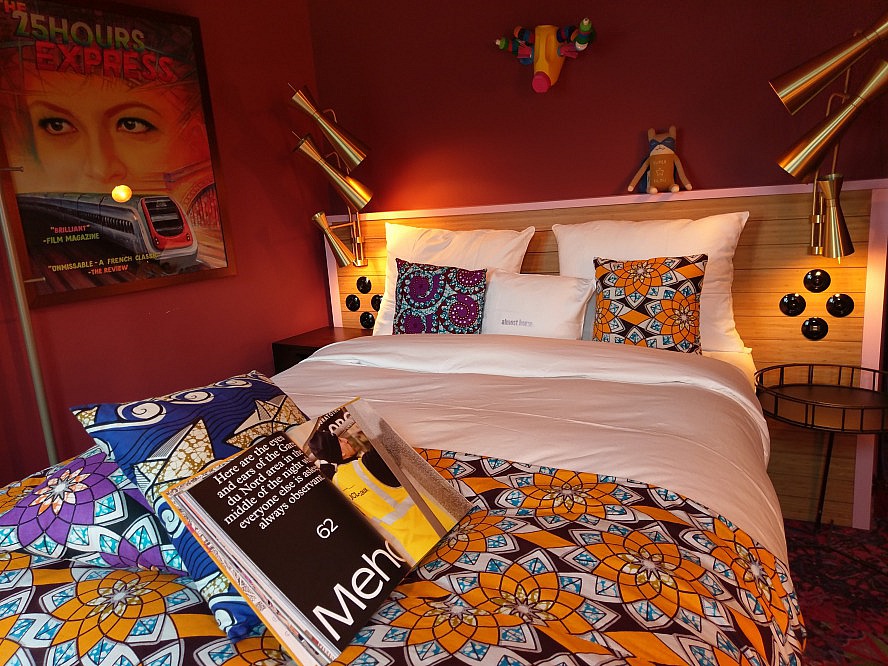25hours Hotel Paris Terminus Nord: Das Zimmer wird für uns gleich zu einem Rückzugsort, ganz in afrikanisch und asiatisch inspirierten Farben und Formen gehalten