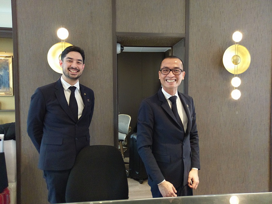Hôtel d’Orsay - Esprit de France: Direktor und Mitarbeiter begrüßen uns sehr freundlich