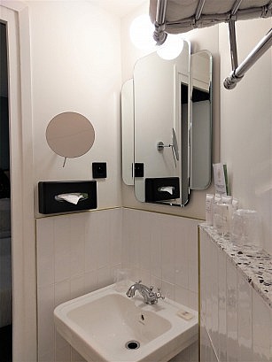 Hôtel Léopold: ein Retro-Badezimmer, das dennoch raffiniert ist