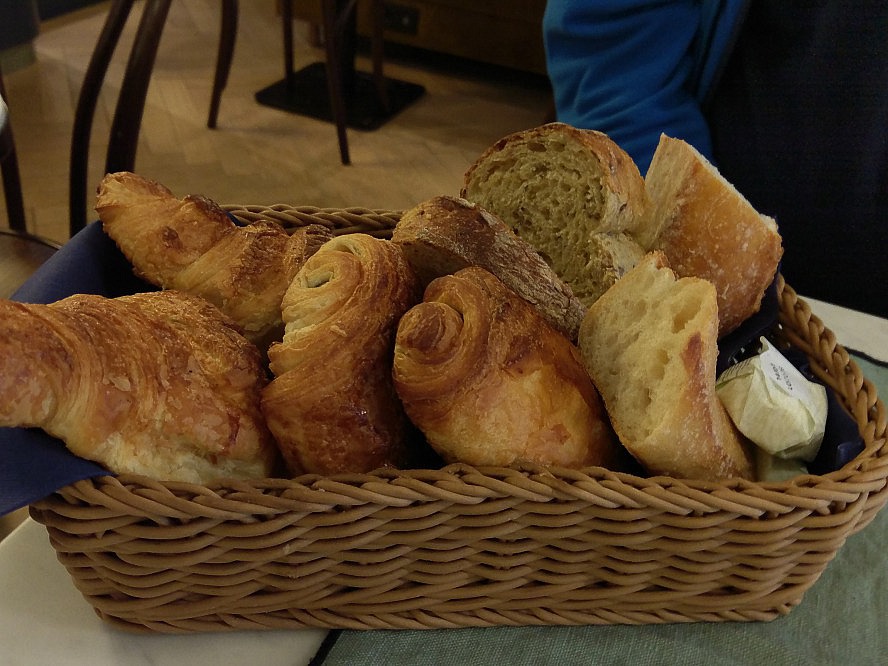 Hôtel Léopold: Wir probieren das beste Pariser Baguette und das köstliche hausgemachte Müsli