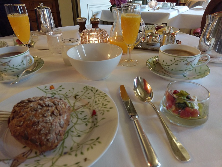 Hotel Heritage - Relais & Chateaux: Am nächsten Morgen erwartet Axel und mich wiederum ein reich gedeckter Tisch