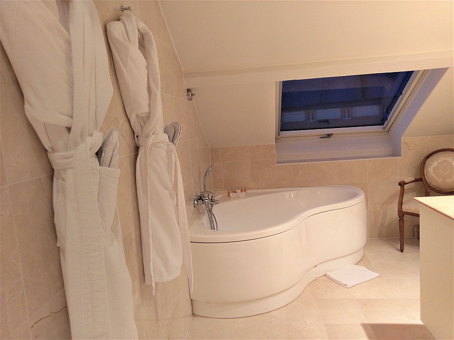 Hotel Heritage - Relais & Chateaux: riesiges Badezimmer mit Sprudelwanne und separater Dusche