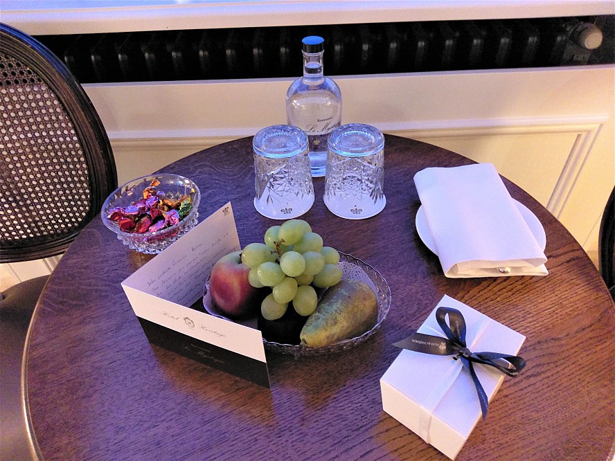 Hotel Heritage - Relais & Chateaux: Wir genießen bei unserer Ankunft die feinen Früchte des Obstkorbs und köstliche Belgische Pralinen. Hmmm - merci vielmals!
