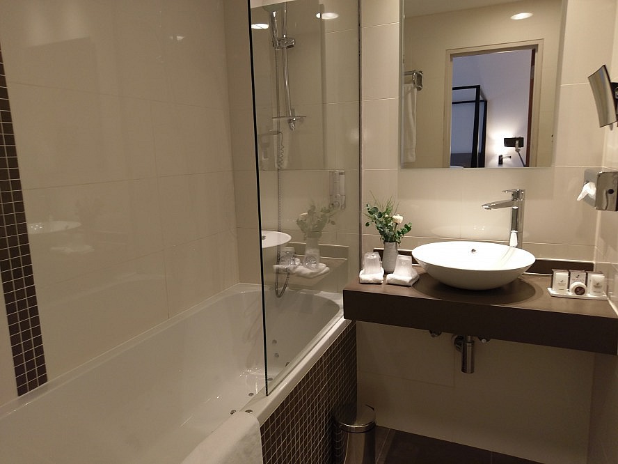 Martin's Grand Hotel Waterloo: das Badezimmer mit Dusche/Badewanne