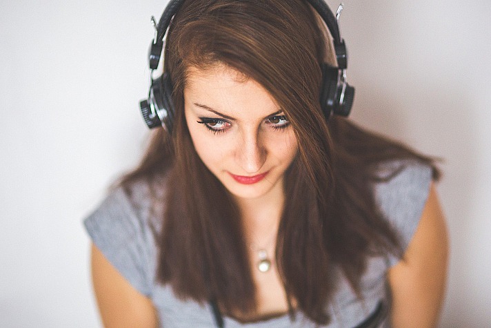 Kopfhörer auf und abschalten. Da Musik Gefühle verstärken kann, kann das Musikhören zu mehr Entspannung, aber auch zu mehr Anspannung beitragen