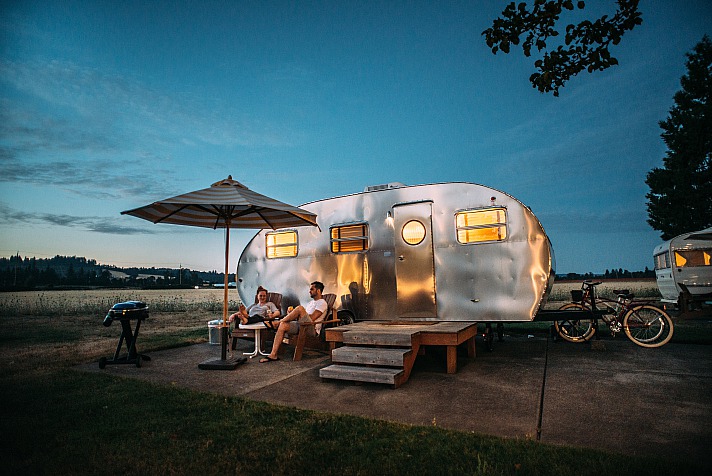 Wohnwagen kann man allein auf einem Campingplatz parken