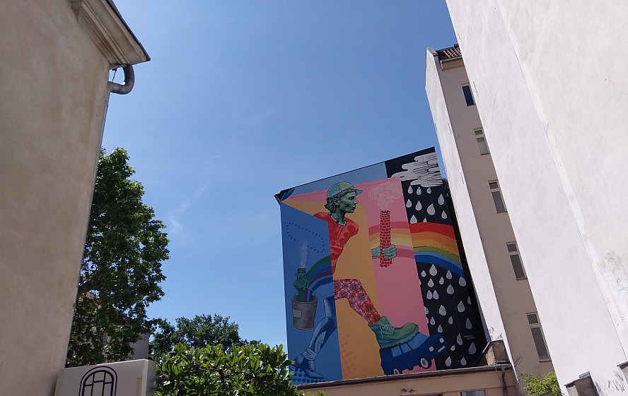 Hotel Oderberger Berlin: Blick auf die Wandmalerei im Innenhof