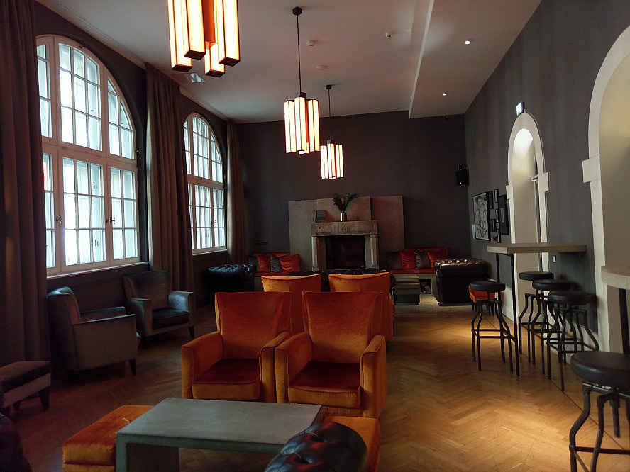 Hotel Oderberger Berlin: die Kaminbar lädt zum Verweilen ein