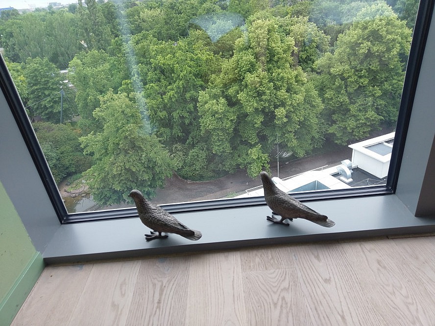 25hours Hotel Bikini Berlin: die Deko-Tauben schauen auf die Nicht-Deko-Wildtiere im Tiergarten