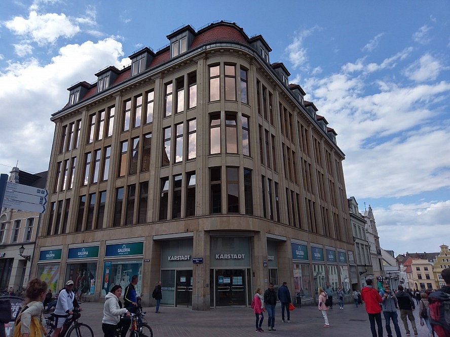 Die Karstadt-Filiale am Rudolph-Karstadt-Platz 1, dem ersten Karstadt-Kaufhaus, das Rudolph Karstadt am 14. Mai 1881 unter dem Namen Tuch-, Manufactur- und Confectionsgeschäft Karstadt gründete