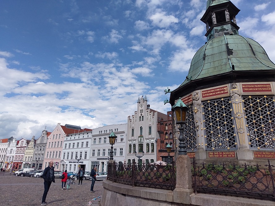 Mitten auf dem Marktplatz steht die Wasserkunst, die von 1580 bis 1602 nach den Plänen des niederländischen Baumeisters Philipp Brandin im Stil der holländischen Renaissance errichtet wurde