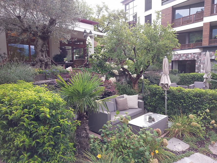 Hotel Ansitz Plantitscherhof: Im gesamten Garten finden wir verschiedene Sitzgelegenheiten und Loungen vor