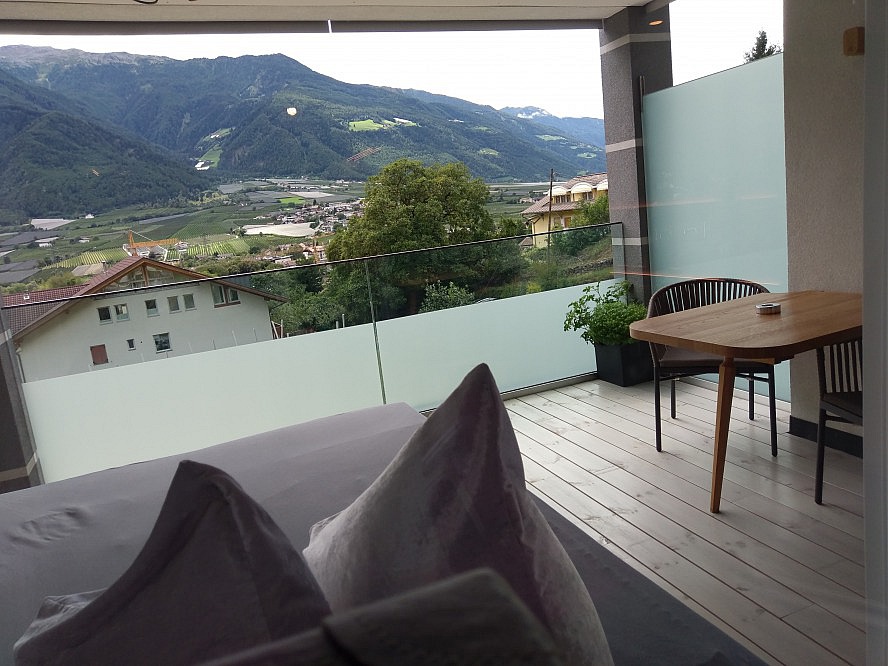 Preidlhof Luxury DolceVita Resort: der Große Balkon wirkt auf dem Bild fast wie ein weiteres Zimmer