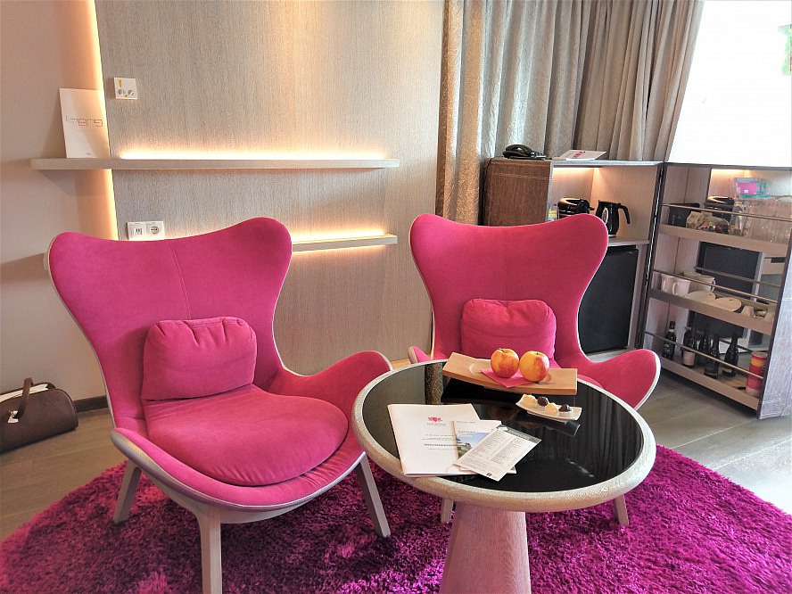 Preidlhof Luxury DolceVita Resort: hochwertige Möbel aus heimischen Hölzern und eine echte Wohlfühlatmosphäre in Pink/Grau