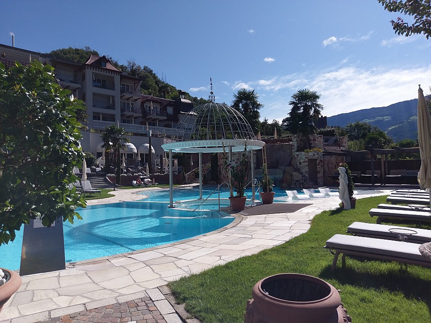 Preidlhof Luxury DolceVita Resort: Kristallklares Wasser, tiefblaue Poollandschaften, erholsame Bademöglichkeiten im charmanten Wechselspiel mediterraner Gärten und alpiner Berge erwarten uns