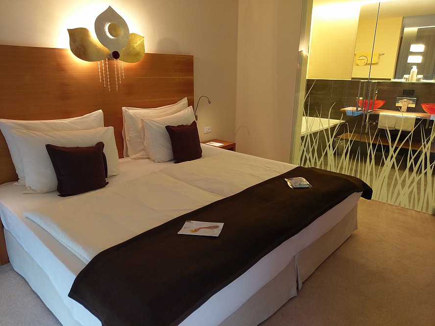 Hotel Wiesenhof: Edle und zeitlose Eleganz erwartet uns in unserem charmanten Doppelzimmer
