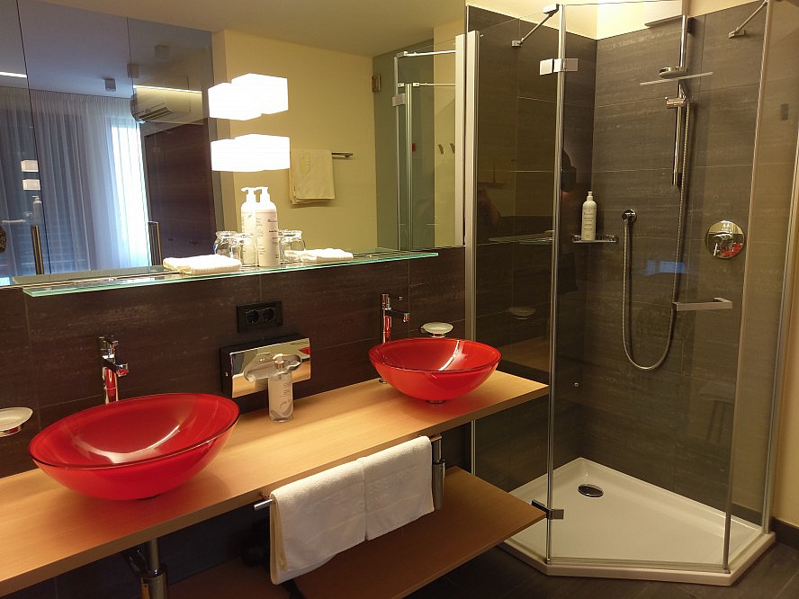 Hotel Wiesenhof: elegantes Badezimmer