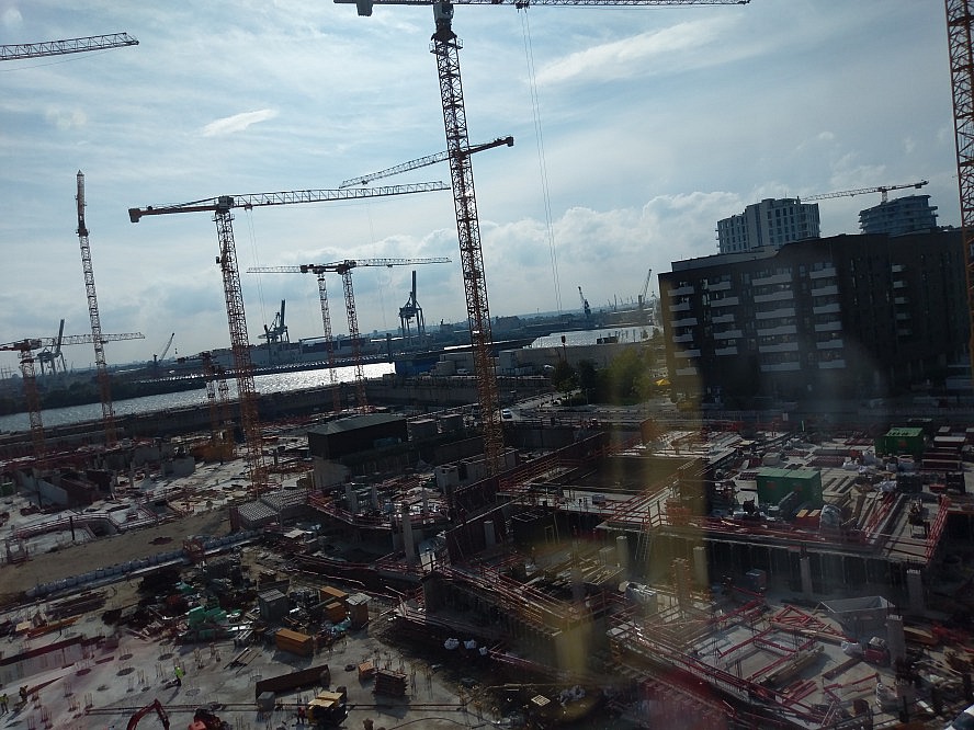 25hours Hotel Hamburg HafenCity: Ja, hier wird kräftig gebaut - aber die Fenster sind wirklich sehr gut schallisoliert!
