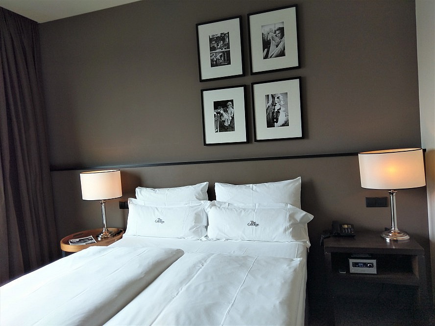 The George - Hotel Hamburg: Die Betten sind ausgesprochen hochwertig und bequem