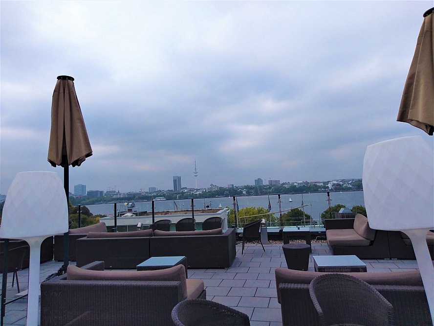 The George - Hotel Hamburg: toller Rundumblick von der Campari Lounge auf der Dachterrasse