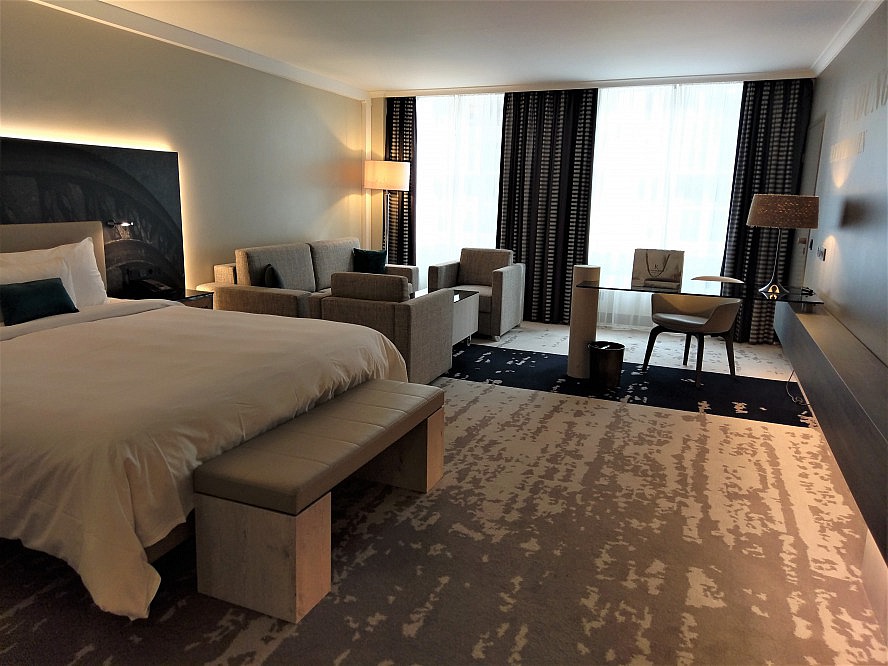 Renaissance Hamburg Hotel: Nach einer herzlichen Begrüßung beziehen wir unsere frisch renovierte Suite.