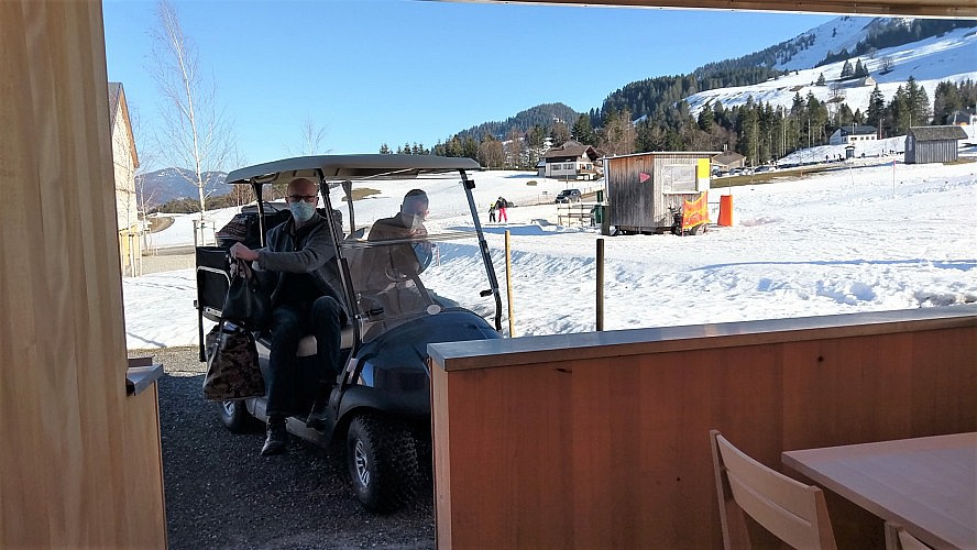 Fuchsegg Eco Lodge: Das Gepäck wird per Golfcart befördert