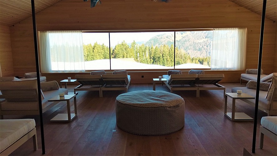 Fuchsegg Eco Lodge: Die großen Fenster geben viel Licht und die Sicht auf die Natur und das Wetter frei.