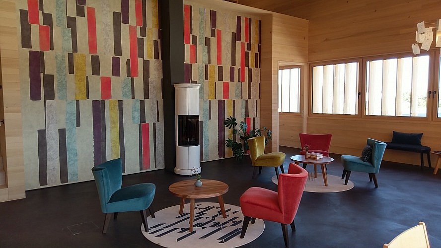 Fuchsegg Eco Lodge: Die obere Etage mit Lounge, Bibliothek und multifunktionalen Veranstaltungsräumen lädt zum Verweilen ein
