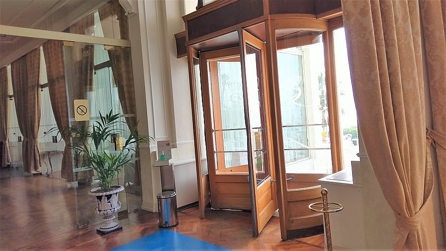 Royal Hotel Sanremo: Diese elegante Drehtüre führt in den Park