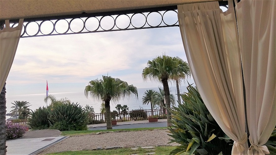 Royal Hotel Sanremo: Durch die Palmen hindurch erhaschen wir einen ersten Blick auf das Mittelmeer