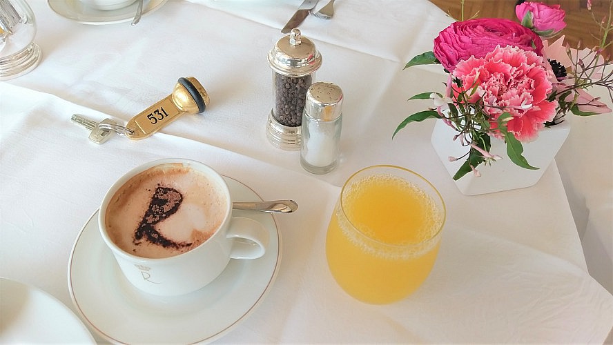 Royal Hotel Sanremo: Mein Cappuccino - verziert mit dem R-Symbol des Hotels, herrlich!