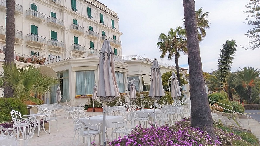 Royal Hotel Sanremo: Nicht nur von Außen bietet das strahlend weiße Gebäude und der scheinbar stetig blühende Garten einen eindrucksvollen Anblick