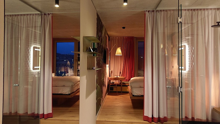 25hours Hotel Zürich Langstrasse: Blick vom Bad in den Zimmerbereich